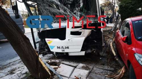 Καλαμαριά: &quot;Τρελή&quot; πορεία ακυβέρνητου λεωφορείου - Συγκρούστηκε με ταξί - Ενας τραυματίας