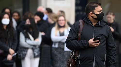 Επιστρέφει ο εφιάλτης του κορονοϊού στην Ευρώπη: &quot;Κόλλησαν&quot; οι εμβολιασμοί, αυξάνονται τα κρούσματα
