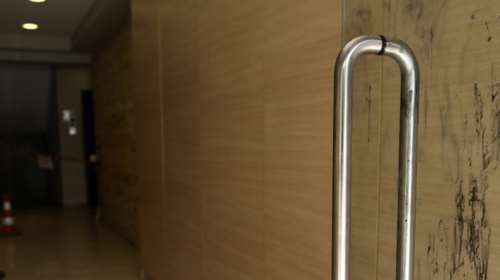 Εξέλιξη: Νέο βίντεο για την επίθεση με βιτριόλι έδωσε στην αστυνομία ο αδελφός της 34χρονης