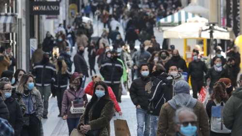 Λιανεμπόριο: Οι ουρές στην Ερμού και οι εκπτώσεις επιστρέφουν το click away ή click inside