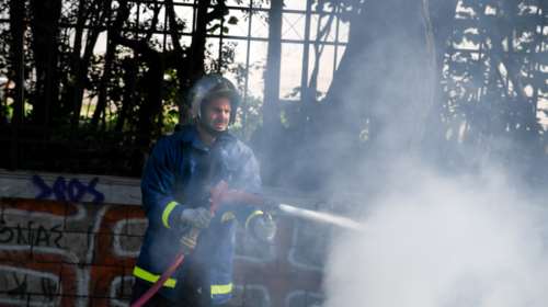 Μυστήριο με πυρκαγιά σε αυτοκίνητο στου Ρέντη τα ξημερώματα