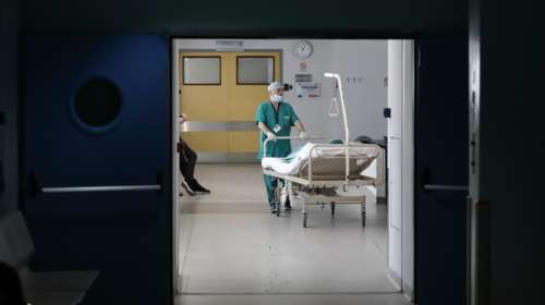 Κορονοϊός - Πρωτοφανής καταγγελία: &quot;Με ενημέρωσαν για τον θάνατο της μητέρας μου δύο ημέρες μετά&quot;