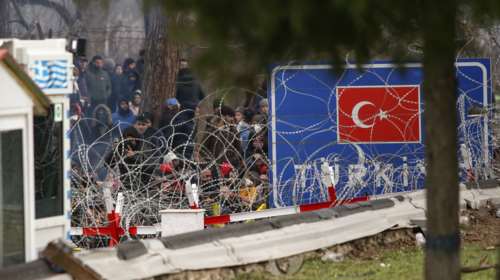 Ανεβαίνουν οι τόνοι μεταξύ κυβέρνησης και ΣΥΡΙΖΑ για το προσφυγικό