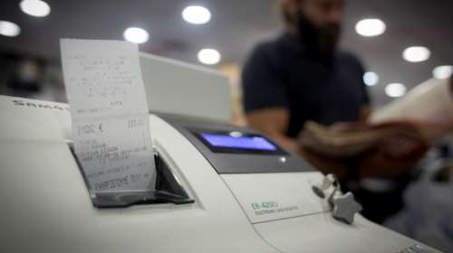 Απίθανη ιστορία φοροδιαφυγής: Πώς ένας κομμωτής έκρυψε 111.300 αποδείξεις - Τον έκαψαν οι... βαφές και οι λοσιόν