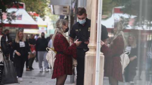 Νέα μέτρα μετά την εκτόξευση των κρουσμάτων: Υποχρεωτική τρίτη δόση για τους 65+, lockdown ανεμβολίαστων, τηλεργασία
