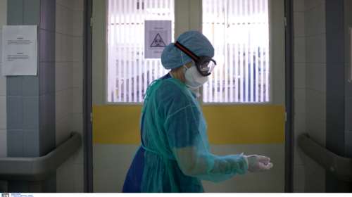 Κορονοϊός: Μία 17χρονη ανάμεσα στους διασωληνωμένους - Νοσηλεύεται στο ΑΧΕΠΑ