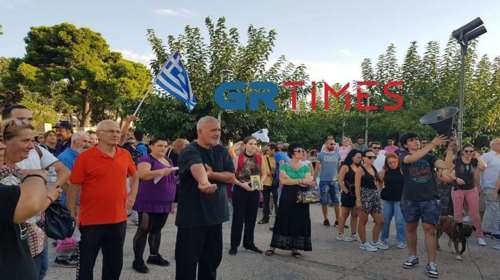 Θεσσαλονίκη: Συγκέντρωση με εικόνες και ελληνικές σημαίες κατά του υποχρεωτικού εμβολιασμού [εικόνες]