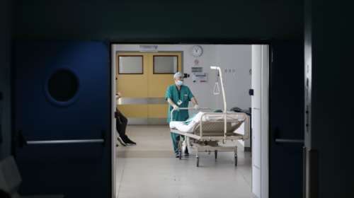 Καταγγελία: Δύο ασθενείς στο &quot;Λαϊκό&quot; πέθαναν περιμένοντας για ΜΕΘ