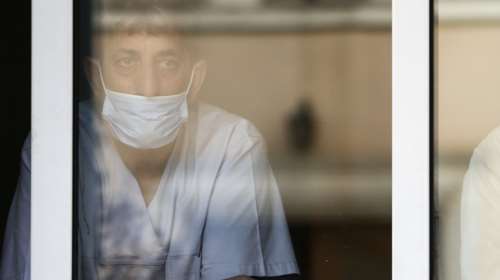 Καμπανάκι Καπραβέλου: Βρισκόμαστε στην κορύφωση του τρίτου κύματος - Υπάρχει κίνδυνος ανάφλεξης