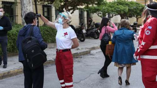 Η νέα καθημερινότητα επί κορονοϊού: Θερμομέτρηση στα δικαστήρια, ουρές στα υποθηκοφυλακεία [εικόνες]