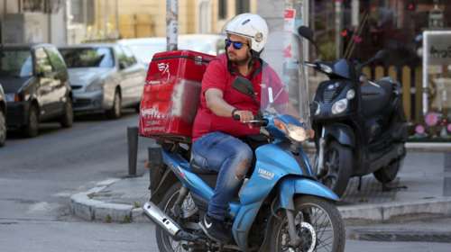 Οι ντελιβεράδες ζητούν προσωρινή αναστολή των παραδόσεων: &quot;Δουλεύουμε στον καύσωνα 10 ώρες&quot;