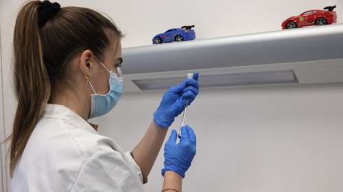 Pfizer -  Moderna: Τι έδειξε έρευνα για την αποτελεσματικότητα τέταρτης δόσης mRNA εμβολίου έναντι της Όμικρον