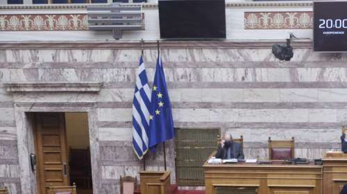 Ατύχημα στη Βουλή - Επεσε η ελληνική σημαία στο κεφάλι υπαλλήλου