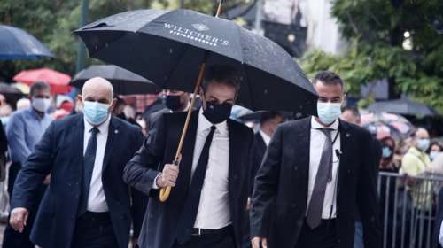 Ο διάλογος Μητσοτάκη - Κουτσούμπα για τις αποδοκιμασίες εναντίον του πρωθυπουργού στη κηδεία του Μίκη Θεοδωράκη