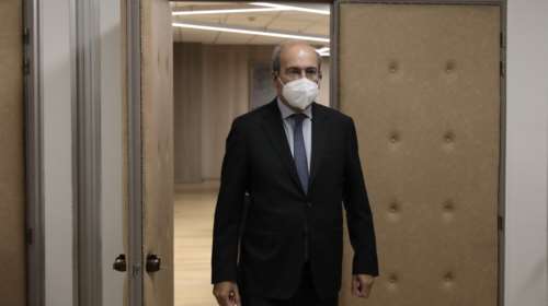 Ο Χατζηδάκης κόβει όλες τις εορταστικές άδειες των υπαλλήλων του ΕΦΚΑ - Ζήτησε να ανακληθούν