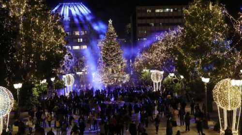 &quot;Μύρισαν&quot; Χριστούγεννα: Φωταγωγήθηκε το δέντρο στην πλατεία Συντάγματος - Εχει ύψος 19 μέτρα και 60.000 λαμπάκια [Εικόνες]