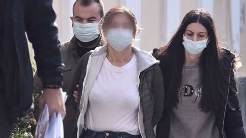 Πήρε νέα προθεσμία η Αλβανίδα εικαστικός: "Ο εγκληματίας είναι ο οφθαλμίατρος, έχει πλαστό πτυχίο", φώναζε [εικόνες]