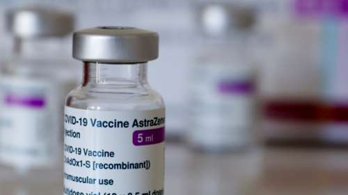 Ανησυχία για τις θρομβώσεις με AstraZeneca: Στο τραπέζι το ενδεχόμενο να αυξηθούν τα ηλικιακά όρια για το εμβόλιο