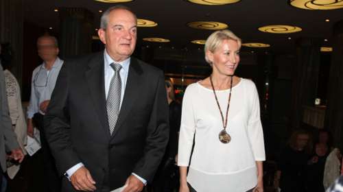 Καραμανλής - Παζαΐτη: Η φωτογραφία αγκαλιά μπροστά από το χριστουγεννιάτικο δέντρο