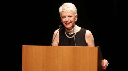 Το αδιανόητο κείμενο της Ακρίτα με τις &quot;χούντες&quot; και τα &quot;Αουσβιτς&quot;, η αντίδραση του ΚΙΣ και η απίθανη απάντησή της