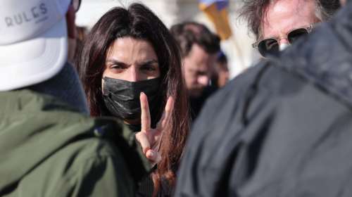 Ποιοι επώνυμοι Ελληνες βρέθηκαν στην αντιπολεμική συγκέντρωση στο Σύνταγμα [εικόνες]