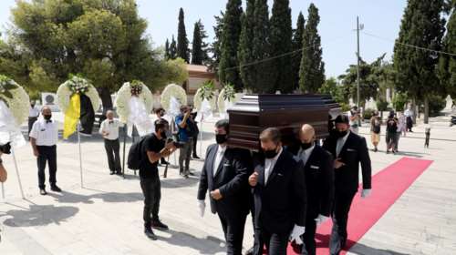 Συγκίνηση στο τελευταίο αντίο στον &quot;κακό&quot; του ελληνικού σινεμά Ανέστη Βλάχο [εικόνες]