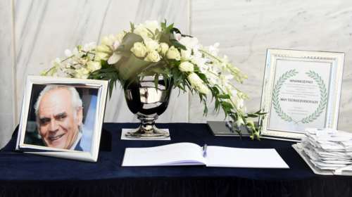 Μνημόσυνο Ακη Τσοχατζόπουλου: Κόλλυβα με τον ήλιο του ΠΑΣΟΚ [εικόνες]