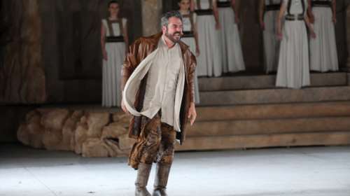 Πυγμαλίων Δαδακαρίδης: Η συγκινητική ιστορία με έναν ηλικιωμένο σε παράστασή του [βίντεο]