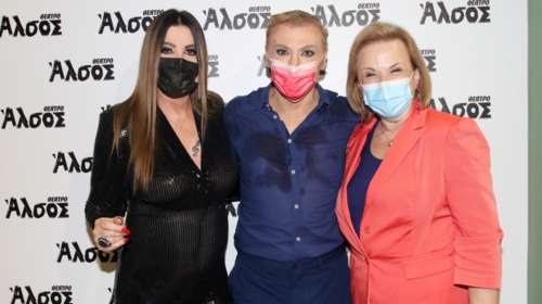 Η Ματίνα Παγώνη ξανά στην παράσταση του Ζαχαράτου - Αγκαλιές με την Αντζελα Δημητρίου [εικόνες]