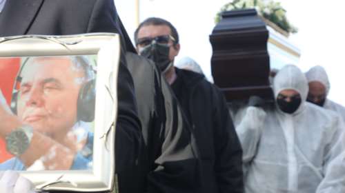 Σε εξέλιξη η κηδεία του Γιώργου Τράγκα - Το τελευταίο αντίο στον δημοσιογράφο που πέθανε από κορονοϊό