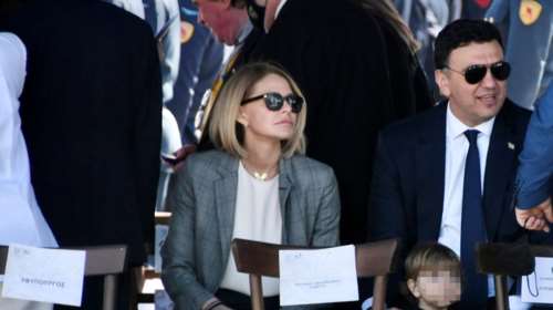 Μπαλατσινού και Κικίλιας στην παρέλαση με τον γιο τους - Κρατούσε τη μικρή σημαία του [εικόνες]