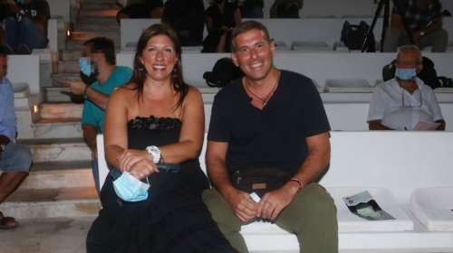 Ζωή Κωνσταντοπούλου: Με στράπλες φόρεμα πήγε θέατρο μαζί με τον σύντροφό της