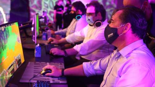 Ο Αδωνις Γεωργιάδης... gamer στη ΔΕΘ: Επαιξε &quot;Warcraft ΙΙΙ: Reforged&quot; με Πιερρακάκη και Λιβάνιο [εικόνες]