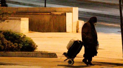 Εκαναν έξωση σε 90χρονη και τον εγγονό της για 1.200 ευρώ- Εμειναν στον δρόμο για να μην αφήσουν τον σκύλο τους [βίντεο]