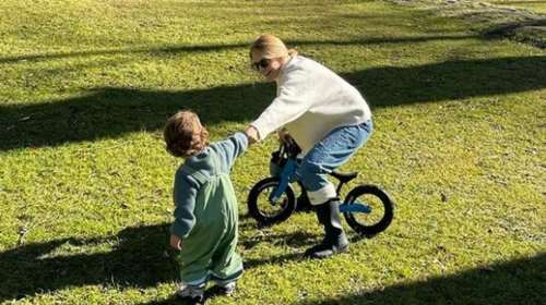 Η Τζένη Μπαλατσινού "έλιωσε" με το δώρο του γιου της για την Ημέρα της Μητέρας [εικόνες]