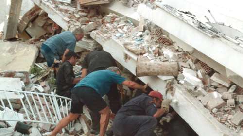 22 χρόνια από τον φονικό σεισμό της Αθήνας το 1999 - Τα 15 &quot;μαύρα&quot; δευτερόλεπτα που έφεραν την καταστροφή [εικόνες]