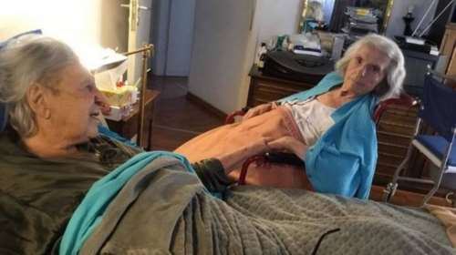 Viral η τρυφερή φωτογραφία μιας ζωής του Μίκη Θεοδωράκη με τη σύζυγό του Μυρτώ