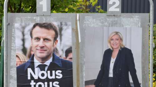 Εκλογές στη Γαλλία: Γαλλικές εφημερίδες καλούν τον κόσμο να ψηφίσει Μακρόν - &quot;Λαϊκίστρια η Λε Πεν&quot;