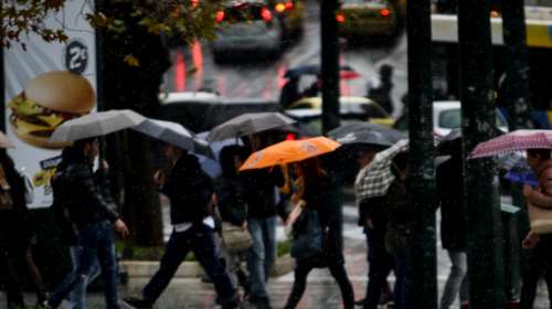 Στο έλεος της κακοκαιρίας Μπάλλος η χώρα: Εφθασε και στην Αττική - Live πού θα &quot;χτυπήσουν&quot; καταιγίδες