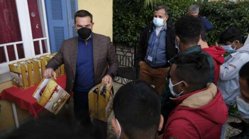 Δώρα σε ανήλικα προσφυγόπουλα μοίρασε ο Αλέξης Τσίπρας για την Πρωτοχρονιά [εικόνες]