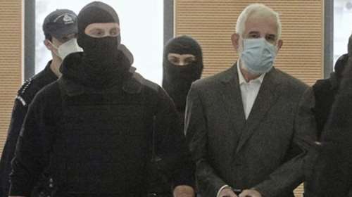 Στο δικαστήριο με χειροπέδες ο Πέτρος Φιλιππίδης - Σκληρή κόντρα στην πρεμιέρα της δίκης [εικόνες]