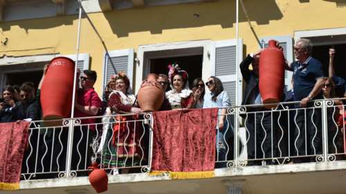 Το εντυπωσιακό και... θορυβώδες Πάσχα της Κέρκυρας με τα κανάτια και τους μπότηδες - Από πού προήλθε το έθιμο