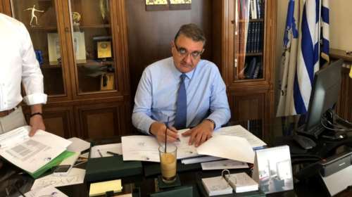 Γιατί όσοι δεν εμβολιάζονται διακινδυνεύουν τη ζωή τους: Το παράδειγμα που έδωσε ο Εξαδάκτυλος