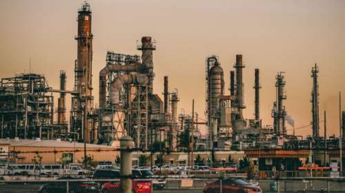 Σοκ και δέος στις αγορές: Στα 102 δολάρια το βαρέλι το πετρέλαιο – Στα 116 ευρώ το φυσικό αέριο