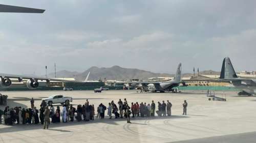 Αφγανιστάν: Πιθανή νέα τρομοκρατική επίθεση του ISIS εντός των επόμενων 24-36 ωρών, λέει ο Μπάιντεν