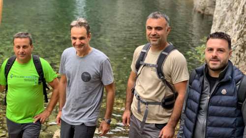 Οι εξορμήσεις του Μητσοτάκη στη Σαμοθράκη και οι βουτιές σε καταρράκτες [εικόνες]