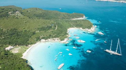 Αντίπαξοι: Η κρυμμένη μαγική παραλία με τα επιβλητικά βράχια και τα ολόλευκα βότσαλα - Ονειρεμένο τοπίο [βίντεο]