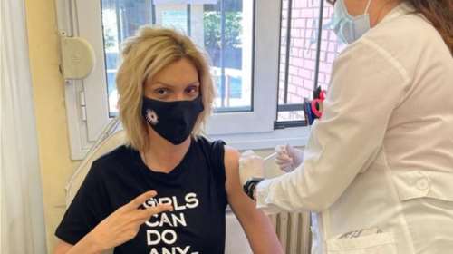 Η Σάσα Σταμάτη έκανε το εμβόλιο της Astrazeneca - Το μήνυμά της μέσω της μπλούζας [εικόνες]
