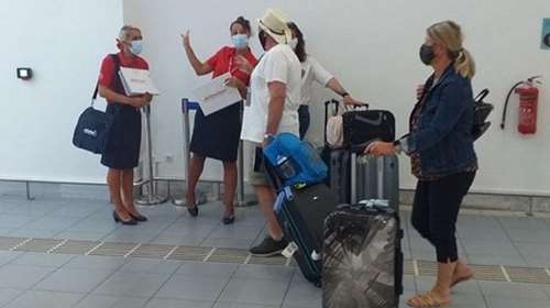 Εφτασαν οι πρώτοι Βρετανοί τουρίστες στα ελληνικά νησιά- Με μάσκες και αποστάσεις [εικόνες-βίντεο]