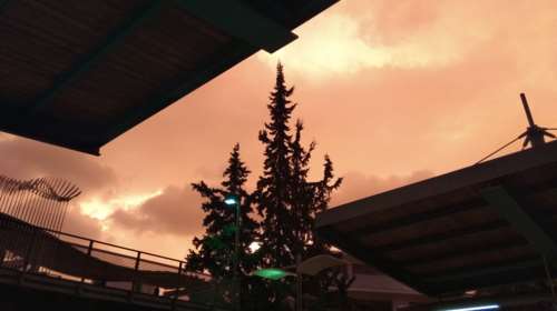 Σαν πίνακας ζωγραφικής ο κατακόκκινος ουρανός της Αττικής - Εντυπωσιακές εικόνες